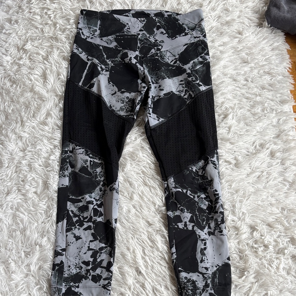 Black and Gray Abstract Leggings